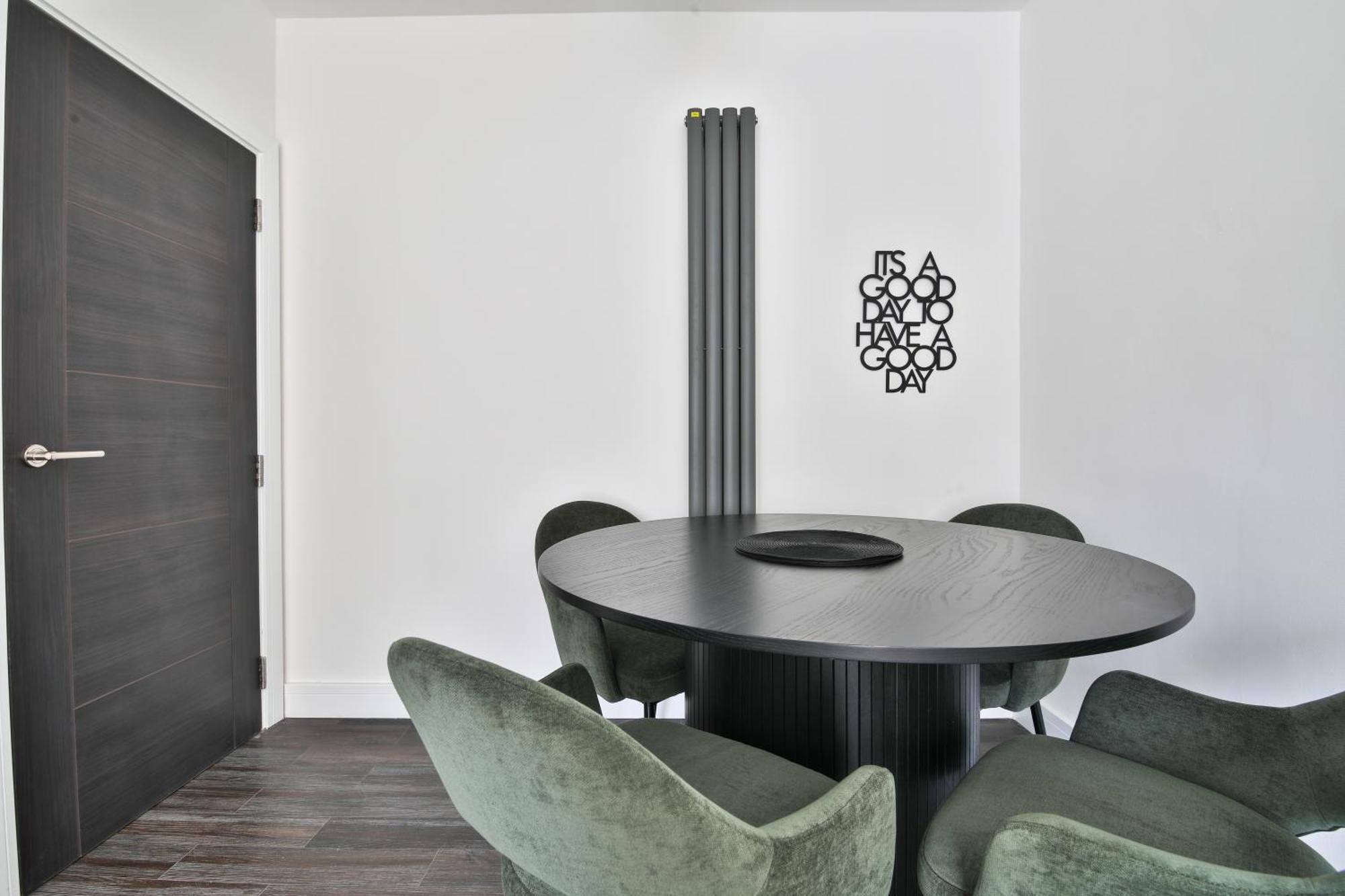 Amber Vista 2 Bedroom Apartments- Supermarket, Coffee Shop, Restaurants & Parking Below Cardiff Exterior foto