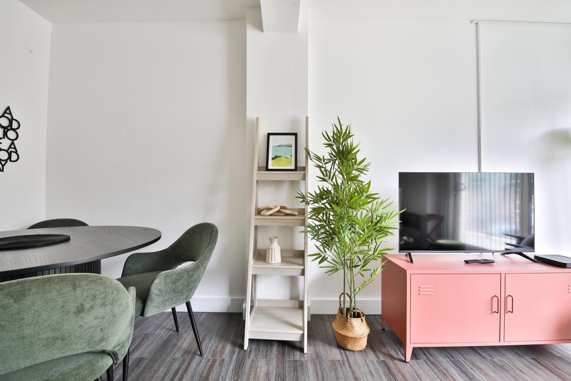 Amber Vista 2 Bedroom Apartments- Supermarket, Coffee Shop, Restaurants & Parking Below Cardiff Exterior foto