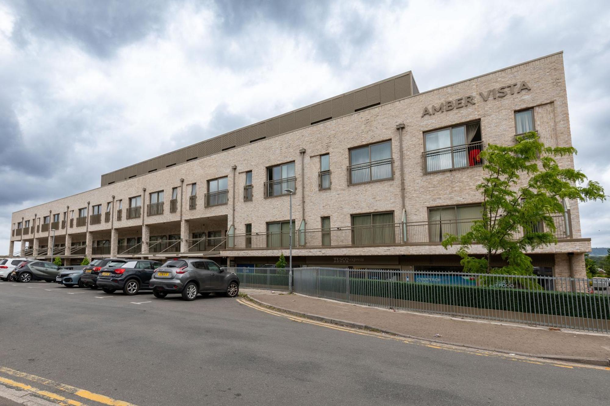 Amber Vista 2 Bedroom Apartments- Supermarket, Coffee Shop, Restaurants & Parking Below Cardiff Exterior foto